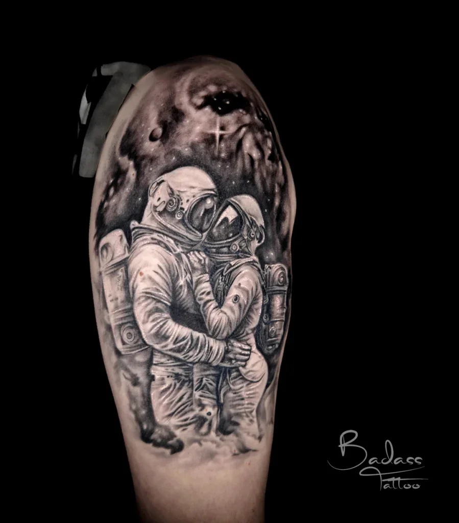 Tatuaj realizat de Samir — Doi astronauți pe braț
