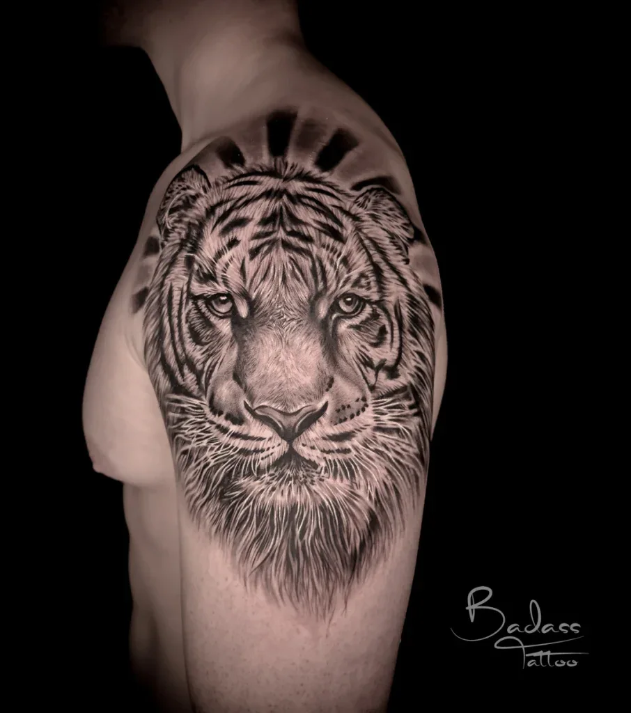 Tatuaj realizat de Samir — Tigru realist black and grey pe umăr