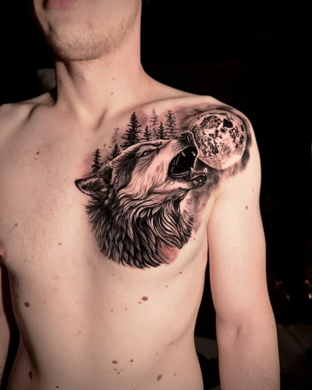 Tatuaj blackwork cu lup și lună pe piept