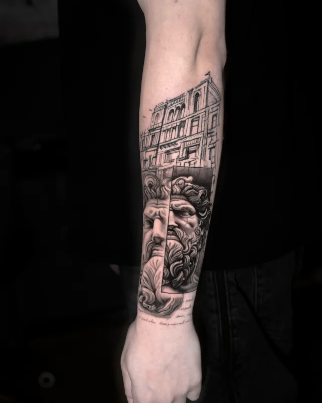 Tatuaj realist cu sculptură clasică și arhitectură pe antebraț