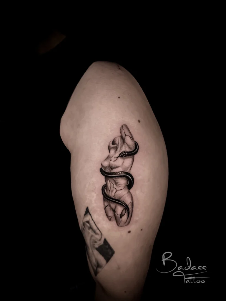 Tatuaj realizat de Cătălina — Statuie feminină și șarpe pe braț