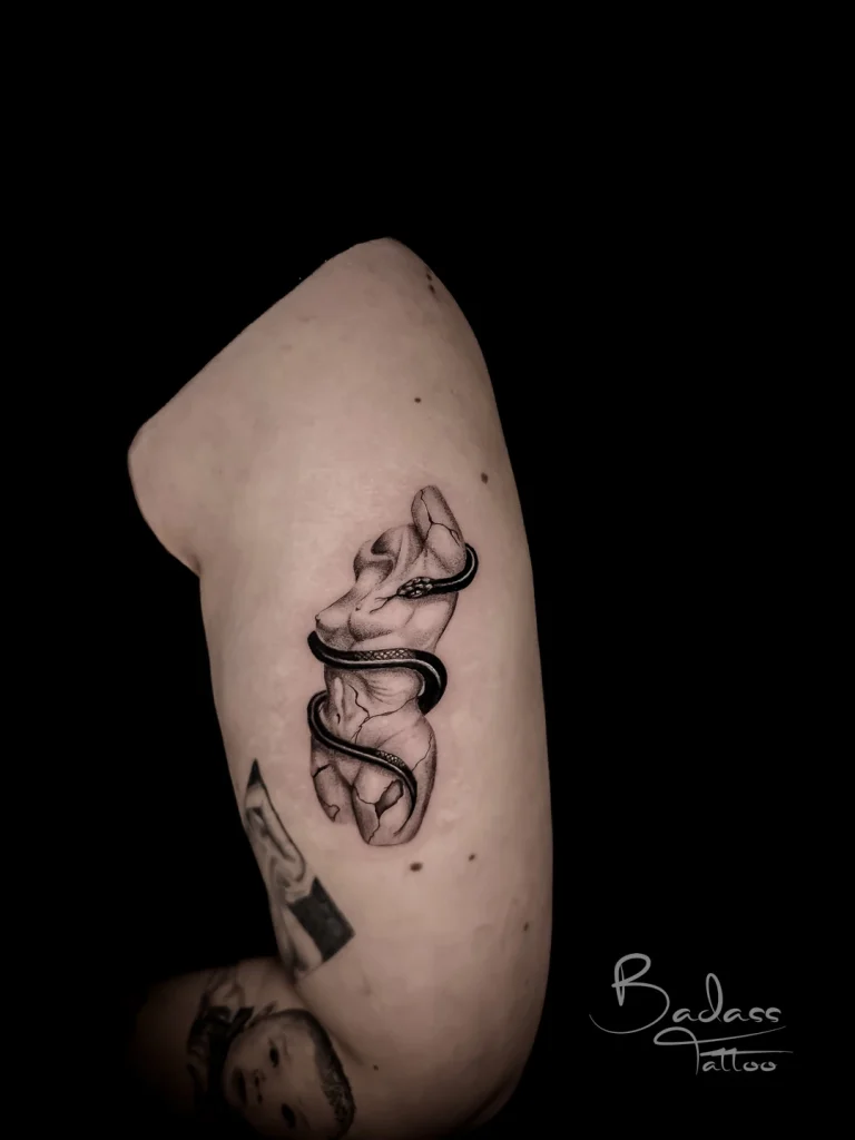 Tatuaj realizat de Cătălina — Statuie feminină și șarpe — unghi alternativ