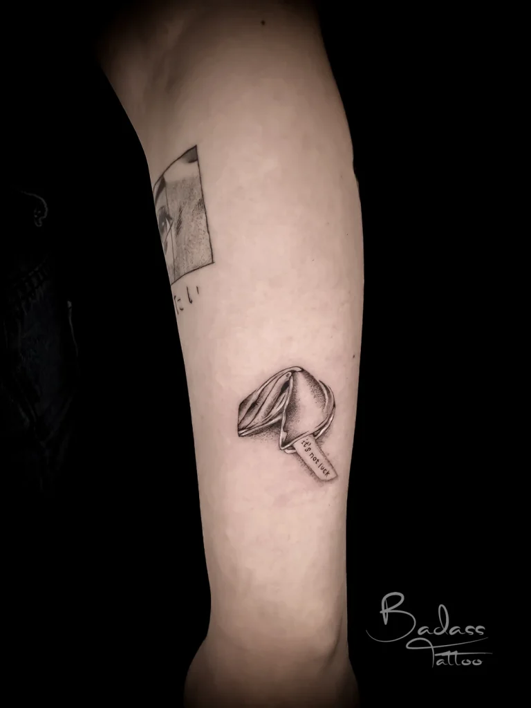 Tatuaj realizat de Cătălina — Prăjitură cu răvaș pe antebraț