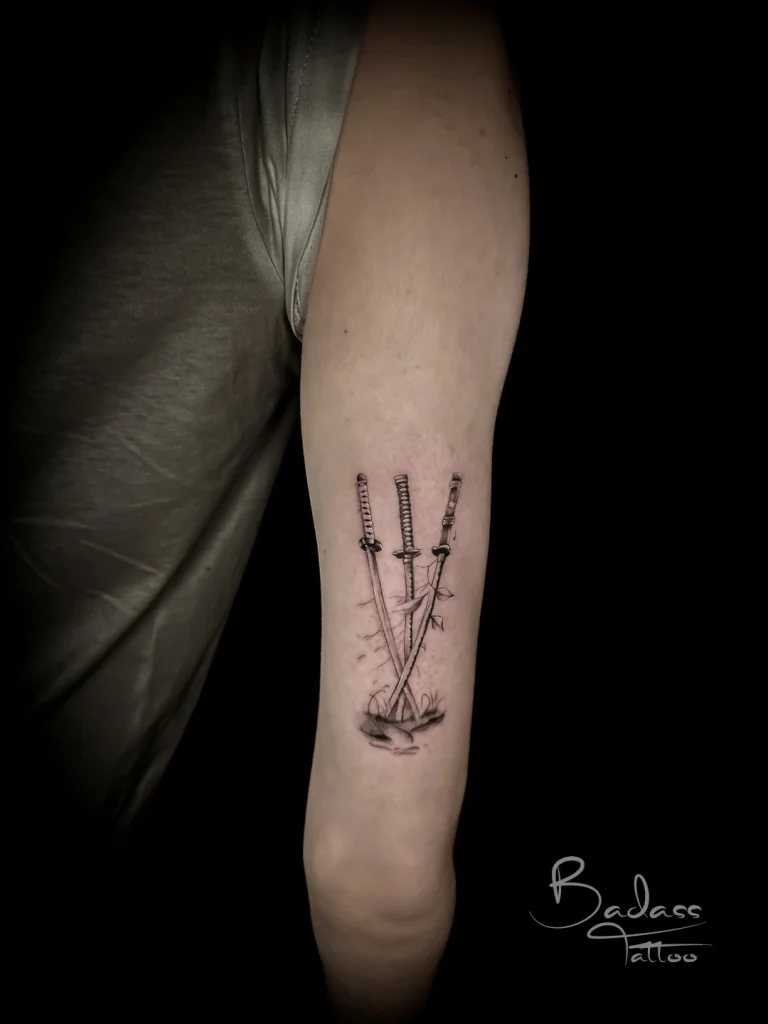 Tatuaj realizat de Cătălina — Trei săbii pe braț