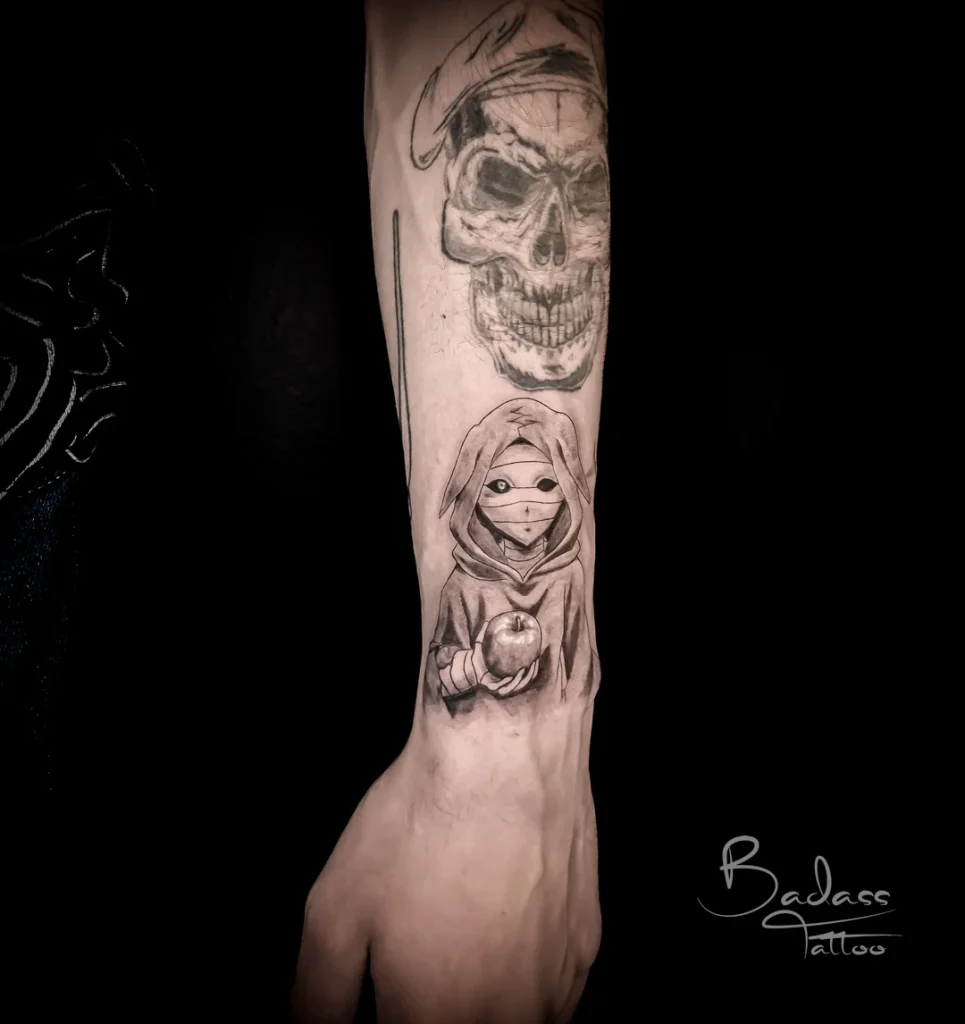 Tatuaj realizat de Cătălina — Personaj cu glugă și mască pe antebraț