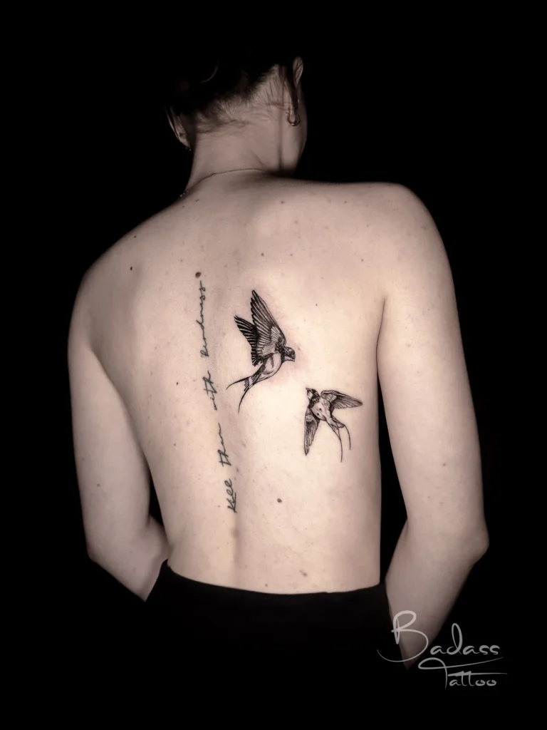 Tatuaj realizat de Cătălina — Rândunele și lettering pe spate