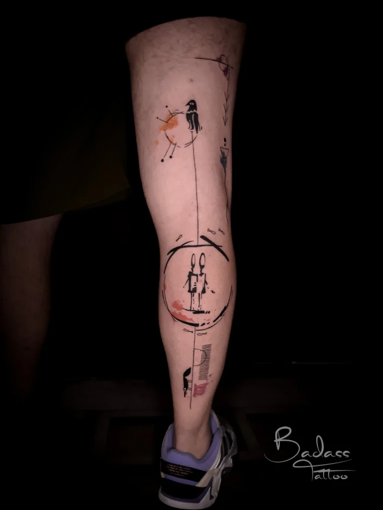 Tatuaj realizat de Cătălina — Compoziție abstractă cu simboluri și accente color pe gambă