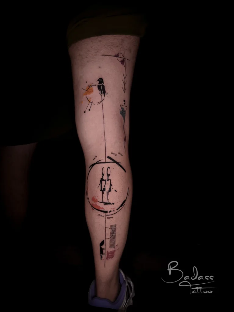 Tatuaj realizat de Cătălina — Compoziție abstractă pe gambă — unghi alternativ