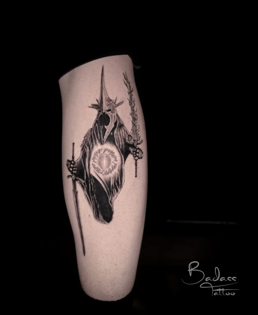 Tatuaj realizat de Cătălina — Personaj fantasy cu cască și săbii