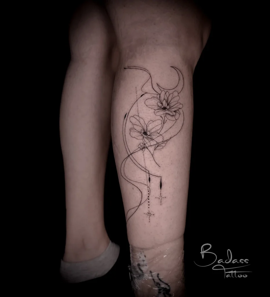 Tatuaj realizat de Cătălina — Flori și semilună cu linii fine pe gambă