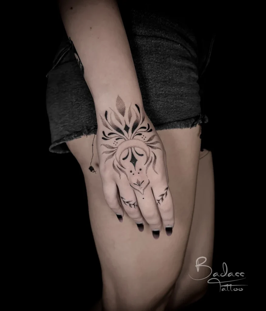 Tatuaj realizat de Cătălina — Compoziție ornamentală pe mână și degete