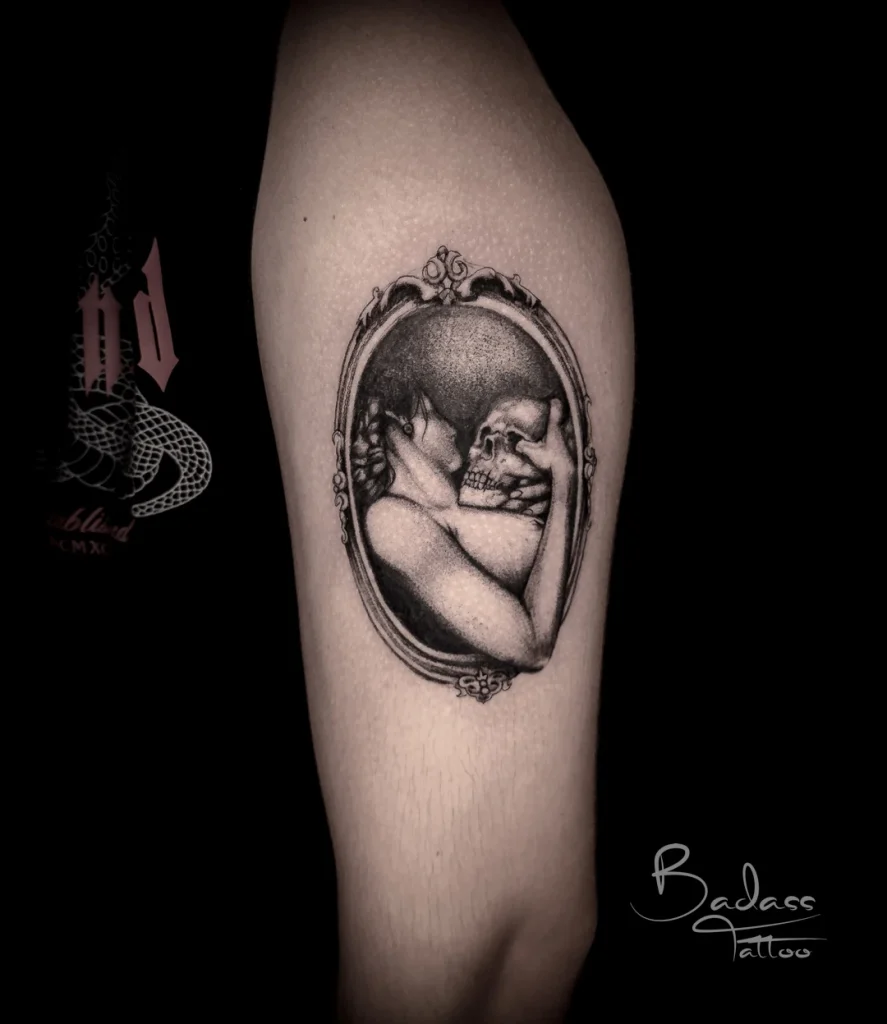 Tatuaj realizat de Cătălina — Portret feminin și craniu într-o ramă ovală