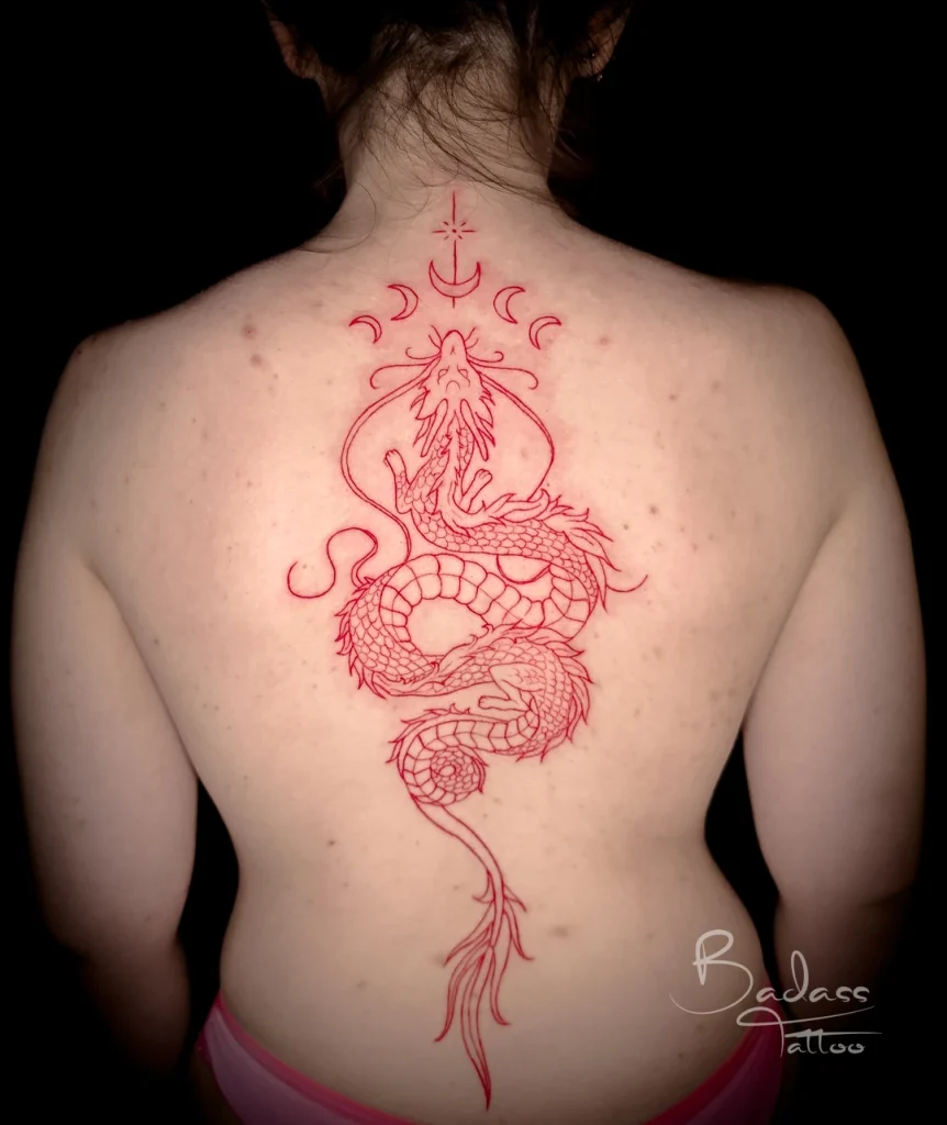 Tatuaj realizat de Cătălina — Dragon roșu și fazele lunii pe spate