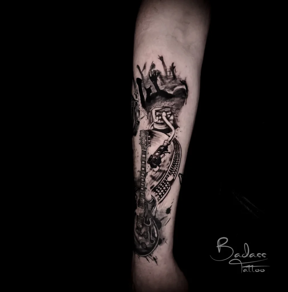 Tatuaj realizat de Cătălina — Chitară, disc și scenă de concert pe antebraț
