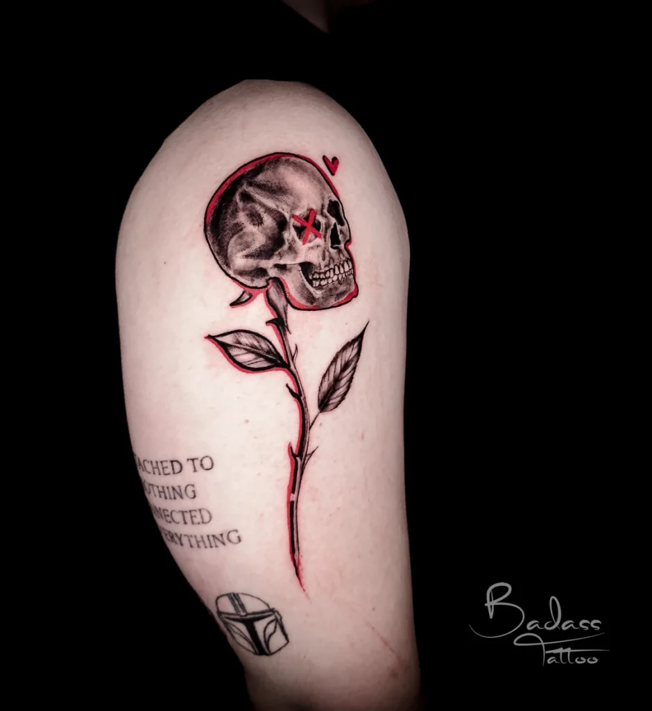 Tatuaj realizat de Cătălina — Craniu cu tulpină și frunze, cu accente roșii