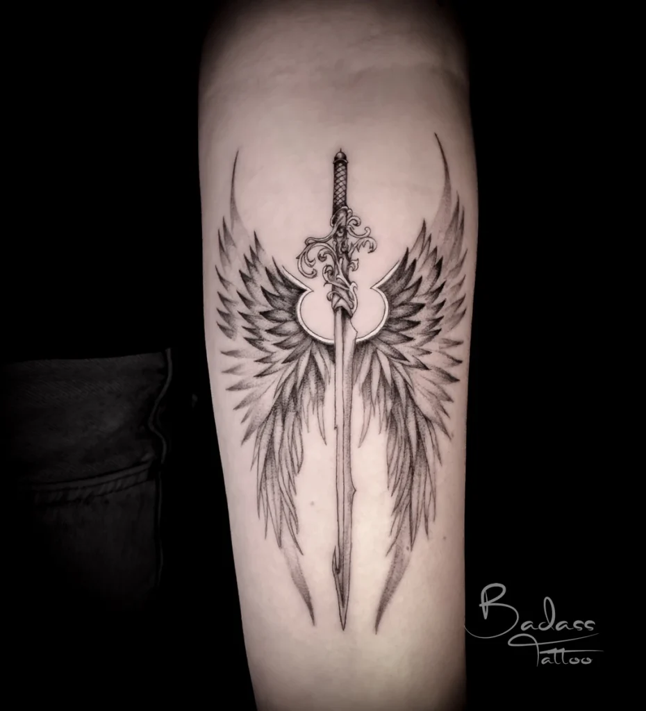 Tatuaj realizat de Cătălina — Sabie cu aripi pe antebraț