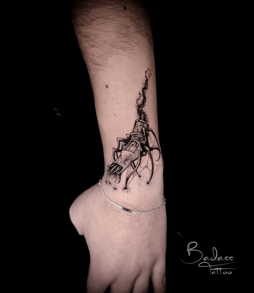 Tatuaj realizat de Cătălina — Creatură fantastică pe încheietură