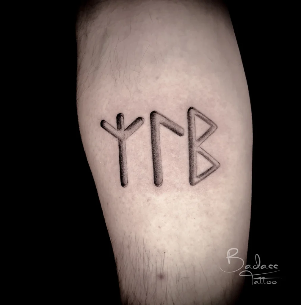 Tatuaj realizat de Cătălina — Trei simboluri runice