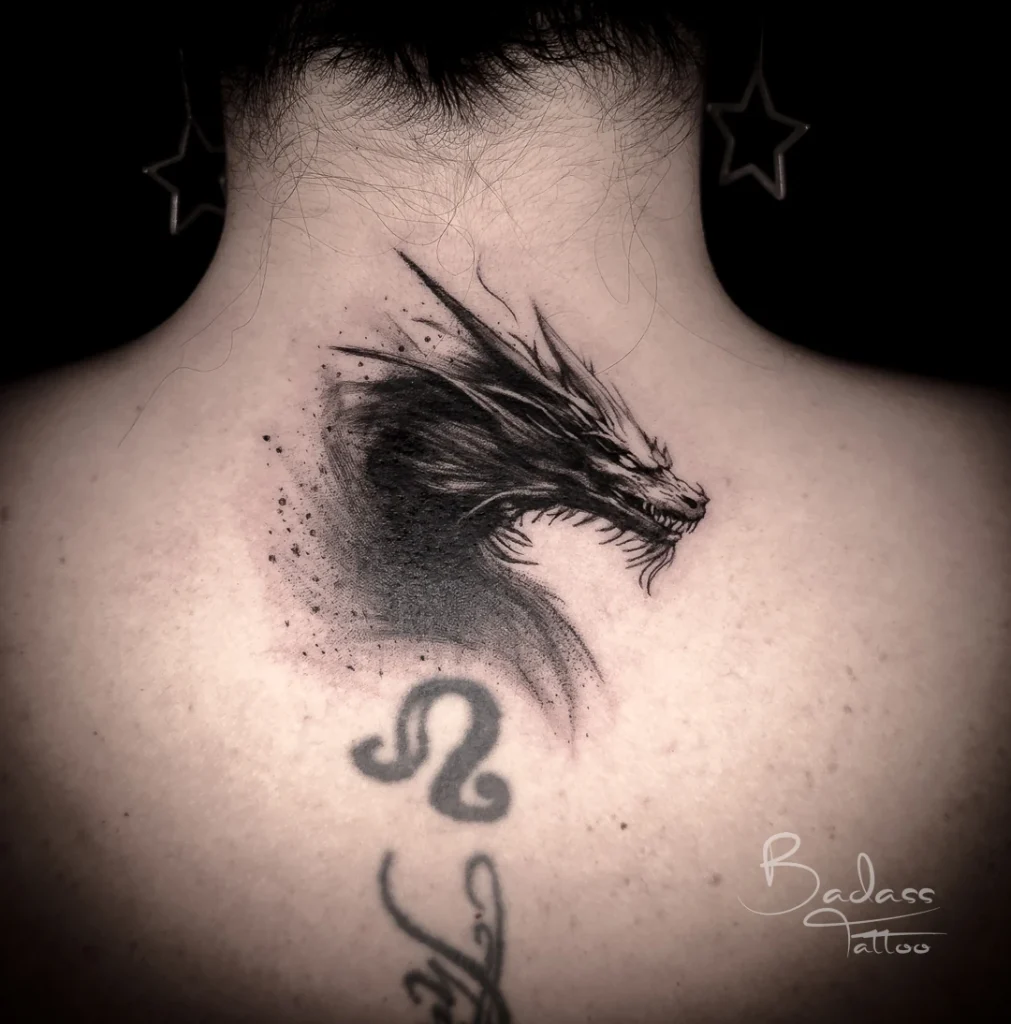 Tatuaj realizat de Cătălina — Cap de dragon black and grey la baza gâtului