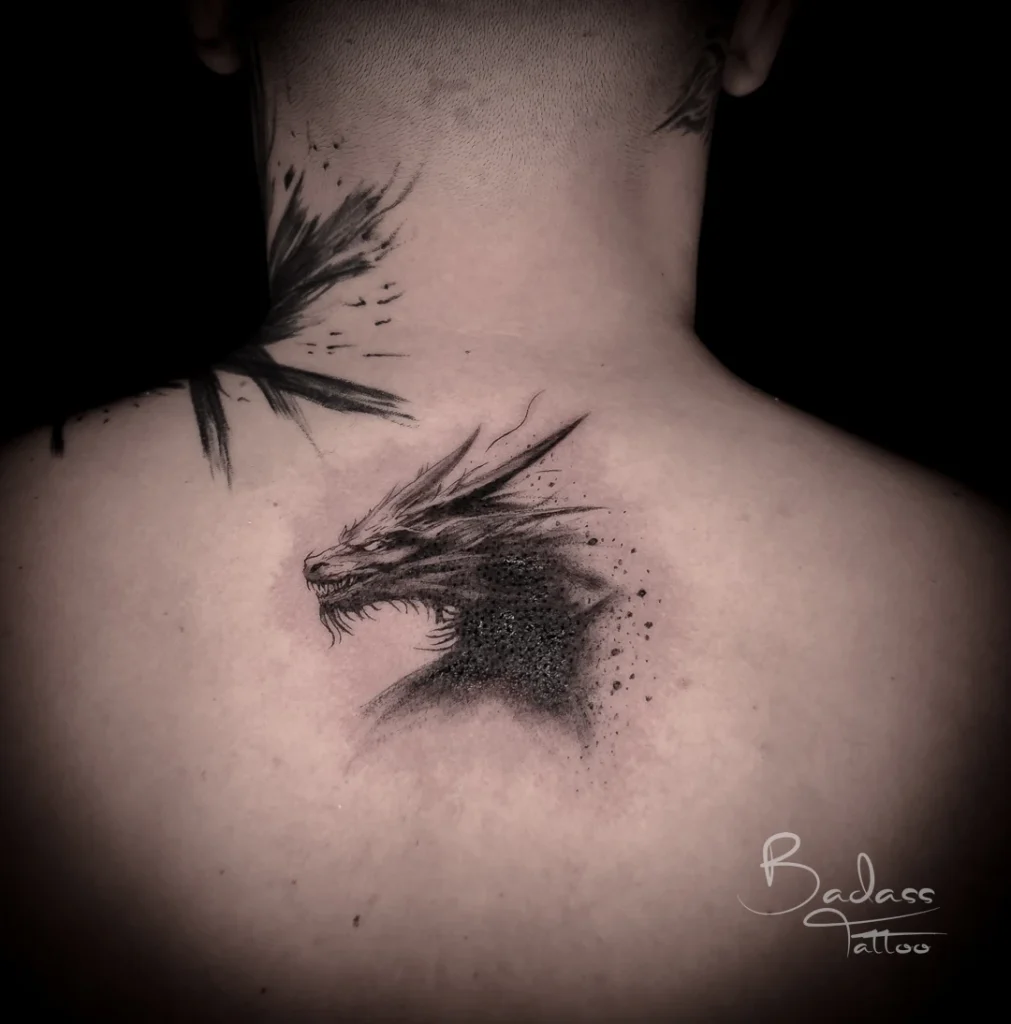 Tatuaj realizat de Cătălina — Cap de dragon black and grey pe partea superioară a spatelui