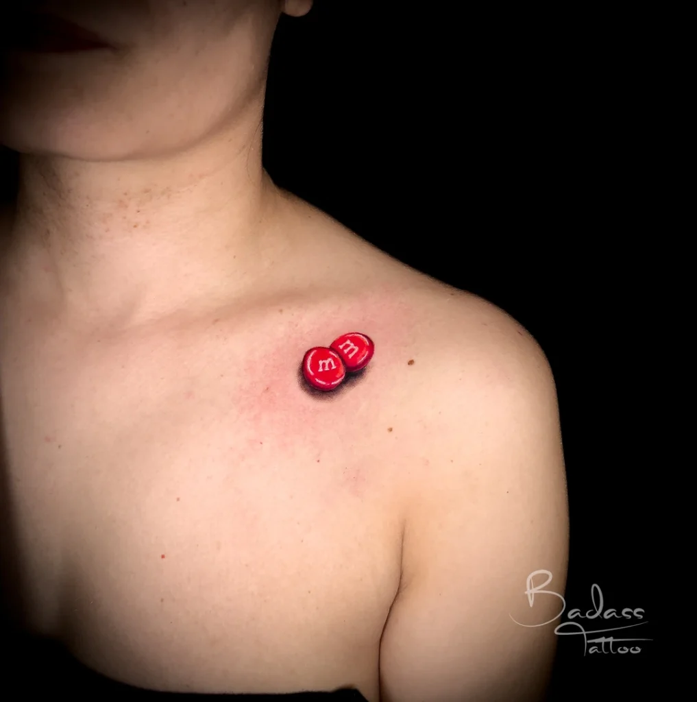 Tatuaj realizat de Cătălina — Două bomboane roșii pe claviculă