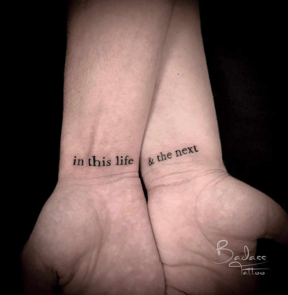 Tatuaj realizat de Cătălina — Lettering complementar pe două încheieturi
