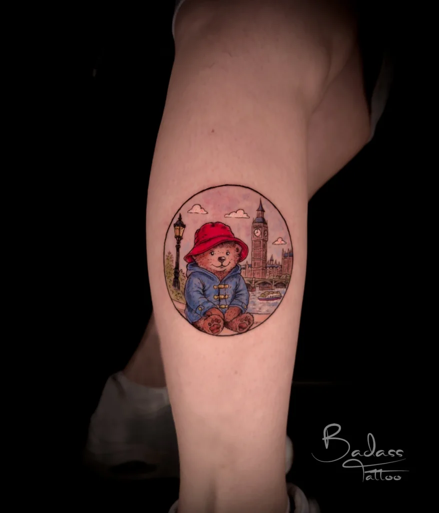 Tatuaj realizat de Cătălina — Ursuleț Paddington color — unghi alternativ