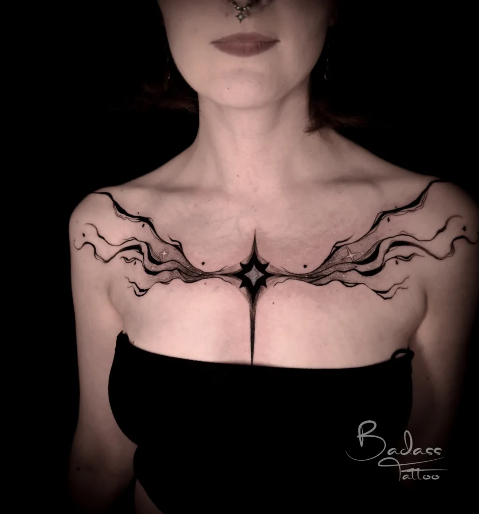 Tatuaj realizat de Cătălina — Compoziție ornamentală neagră pe piept și clavicule