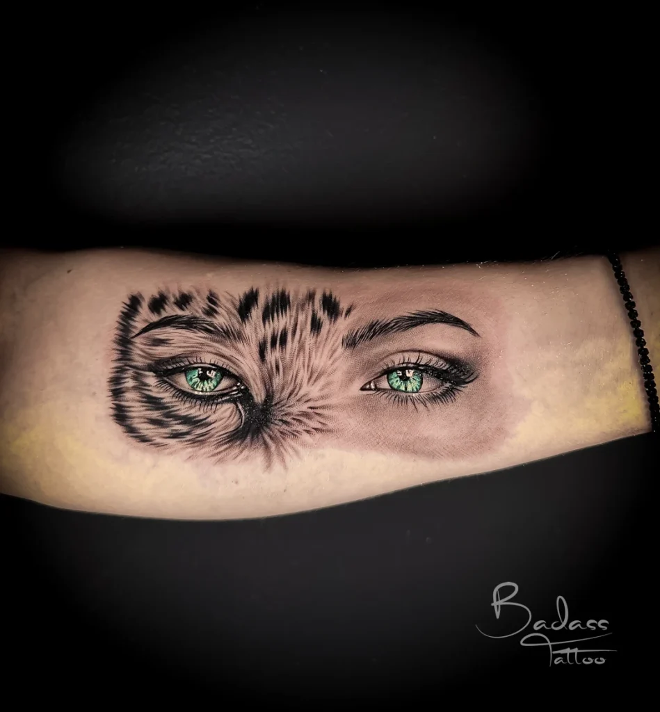 Tatuaj realizat de Cătălina — Ochi de tigru și ochi uman cu accente verzi pe antebraț