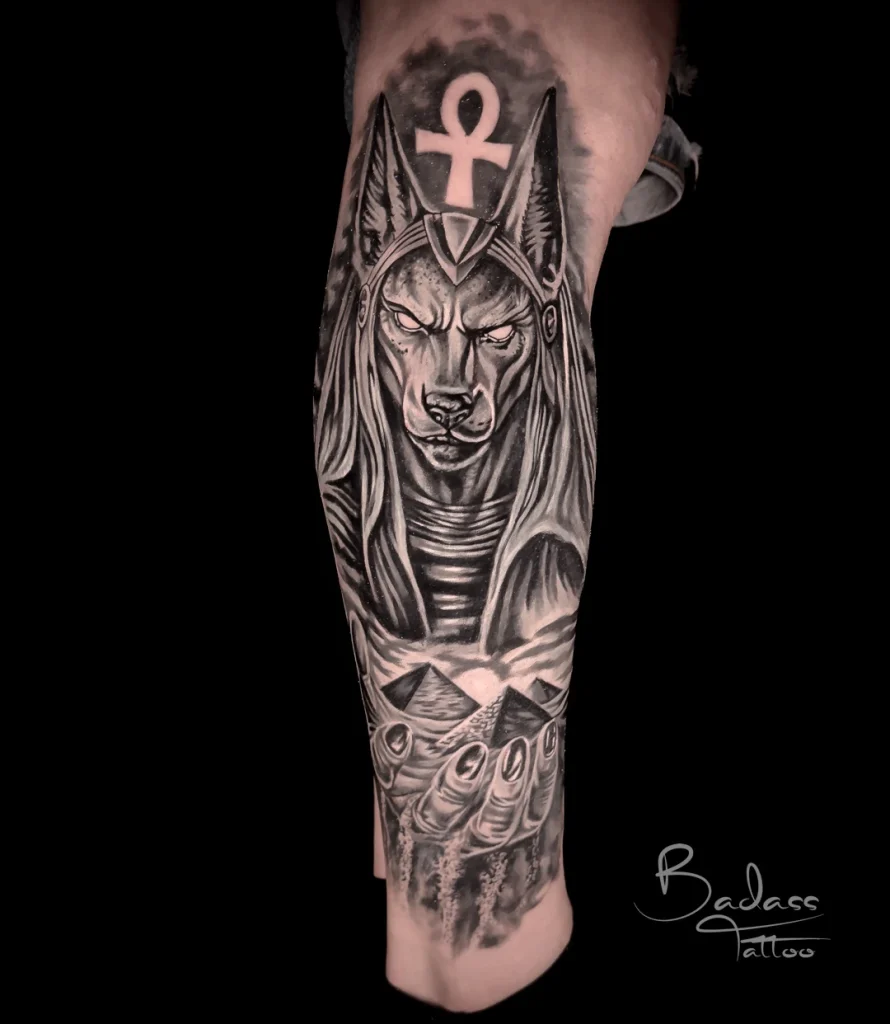 Tatuaj realizat de Samir — Anubis și piramide pe antebraț