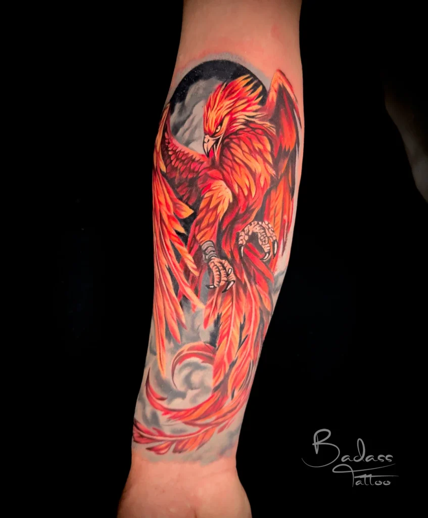 Tatuaj realizat de Samir — Phoenix roșu și portocaliu pe antebraț