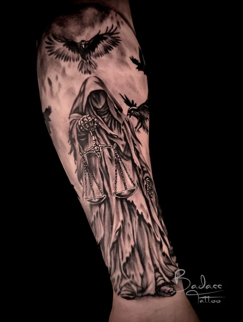 Tatuaj realizat de Samir — Personaj cu glugă, balanță și corbi pe antebraț