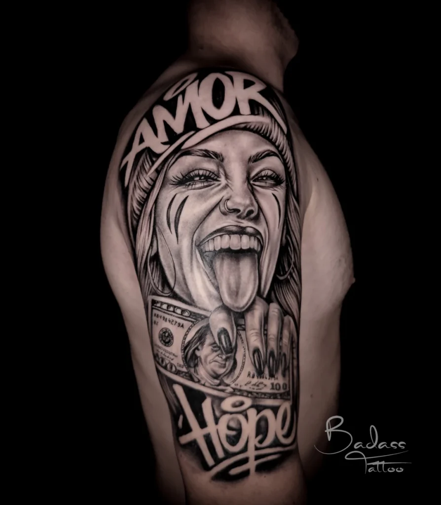 Tatuaj realizat de Samir — Portret feminin black and grey cu lettering pe braț