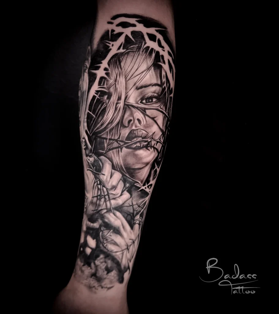 Tatuaj realizat de Samir — Portret feminin cu ramuri pe antebraț