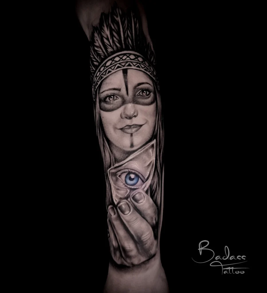 Tatuaj realizat de Samir — Portret feminin și ochi albastru pe antebraț