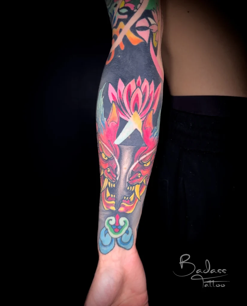 Tatuaj realizat de Samir — Compoziție color cu motive grafice pe antebraț